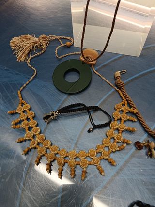 Set di gioielli, 7 collane, 7 bracciali in buono stato