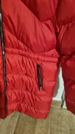 Plumas rojo con capucha y pelo