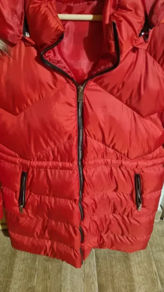 Plumas rojo con capucha y pelo