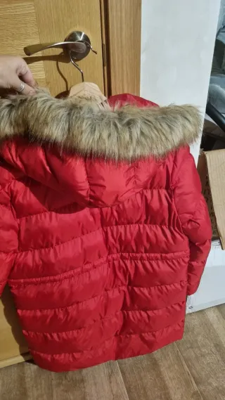 Plumas rojo con capucha y pelo