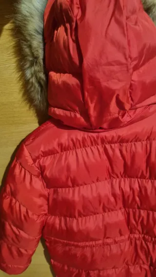 Plumas rojo con capucha y pelo