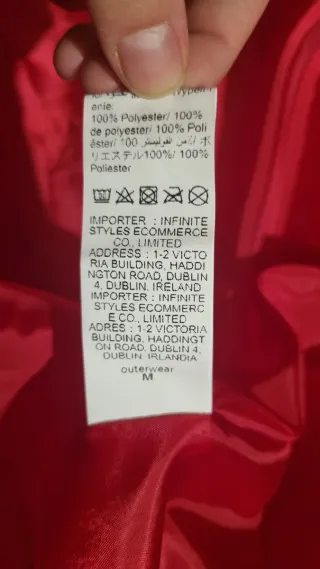 Plumas rojo con capucha y pelo