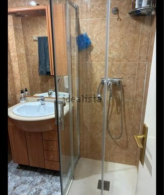 SE ALQUILA HABITACIÓN CON CLIMATIZACIÓN Y TELE