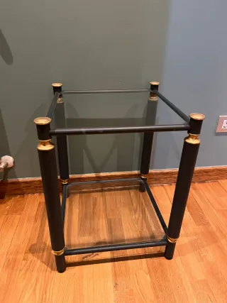 Mesa auxiliar cristal y metal negra/dorada