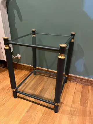 Mesa auxiliar cristal y metal negra/dorada