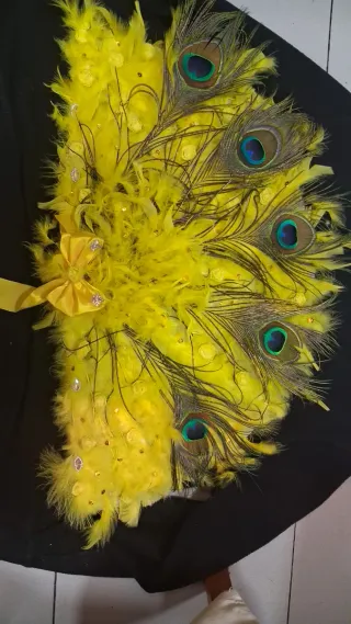 Abanico de plumas de pavo real hecho a mano