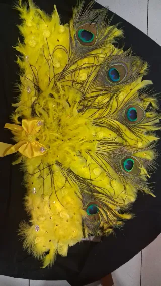 Abanico de plumas de pavo real hecho a mano