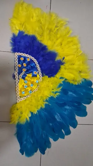 Abanico de plumas  hecho a mano,