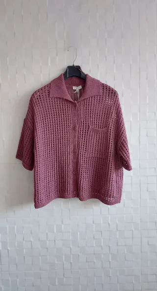 Chaqueta / Cárdigan Oversize Pull&Bear color vino.