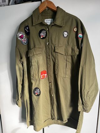 Camisa/Chaqueta verde militar Pull&Bear  parches