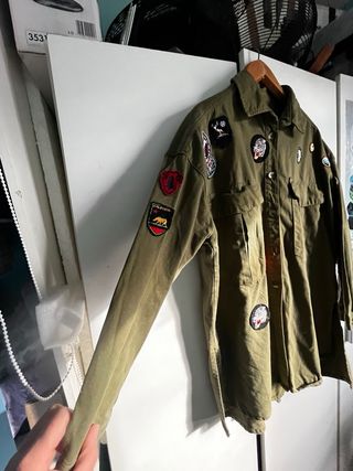 Camisa/Chaqueta verde militar Pull&Bear  parches