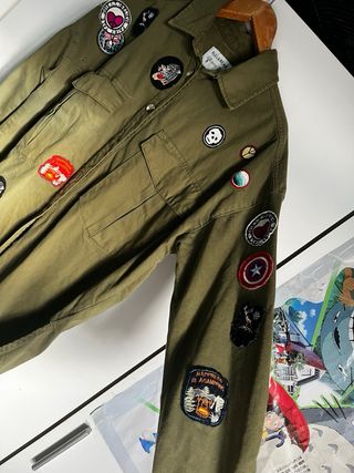 Camisa/Chaqueta verde militar Pull&Bear  parches