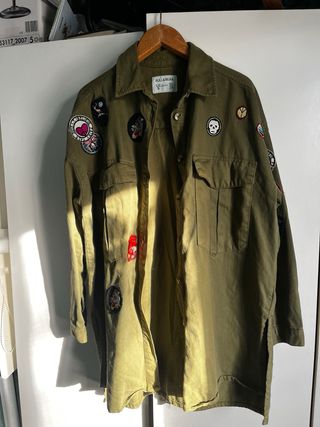 Camisa/Chaqueta verde militar Pull&Bear  parches