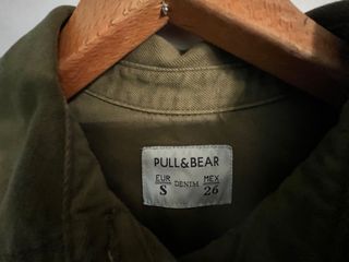 Camisa/Chaqueta verde militar Pull&Bear  parches