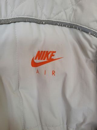 Giubbotto Nike Puffer Grigio con Logo Arancione