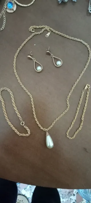 Conjunto de joyas doradas