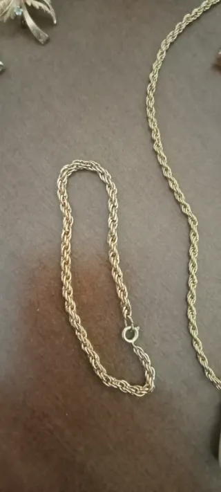 Conjunto de joyas doradas