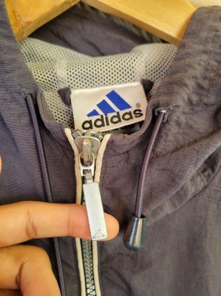 Chaqueta cortavientos Adidas vintage con capucha