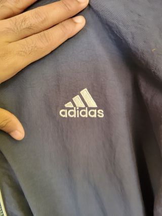 Chaqueta cortavientos Adidas vintage con capucha