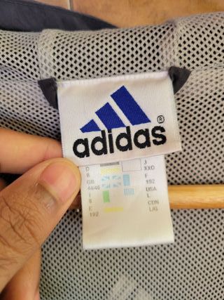 Chaqueta cortavientos Adidas vintage con capucha