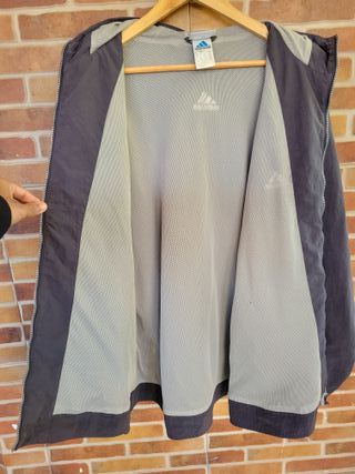 Chaqueta cortavientos Adidas vintage con capucha