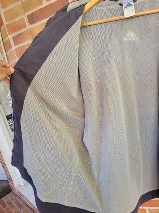 Chaqueta cortavientos Adidas vintage con capucha