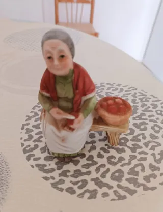 Figura porcelana anciana con cesta