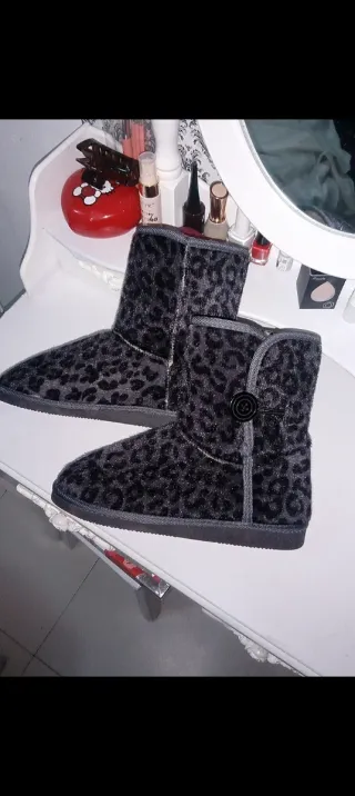 Botas estilo UGG con estampado de leopardo