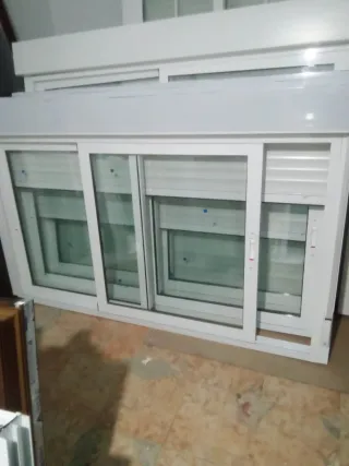 Ventana aluminio con persiana