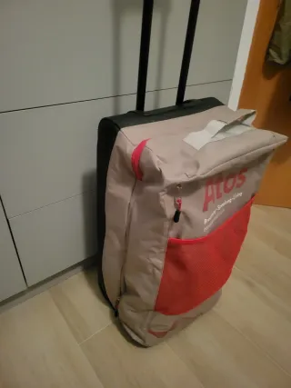 Maleta de viaje beige y roja