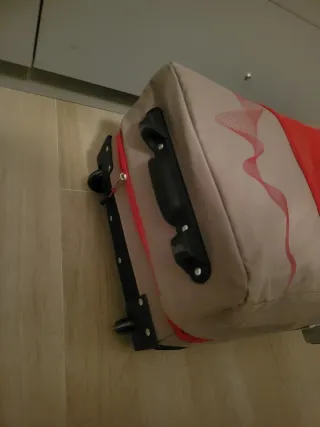 Maleta de viaje beige y roja