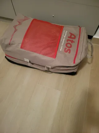 Maleta de viaje beige y roja