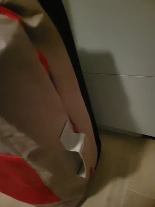 Maleta de viaje beige y roja