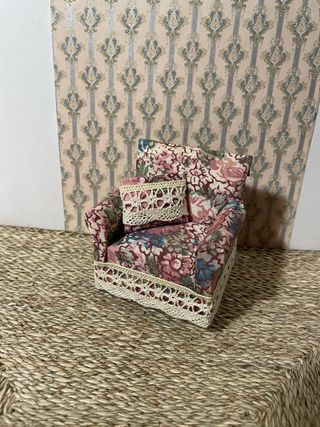 Poltrona floreale per casa delle bambole