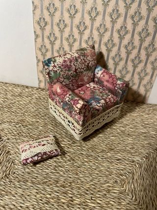 Poltrona floreale per casa delle bambole