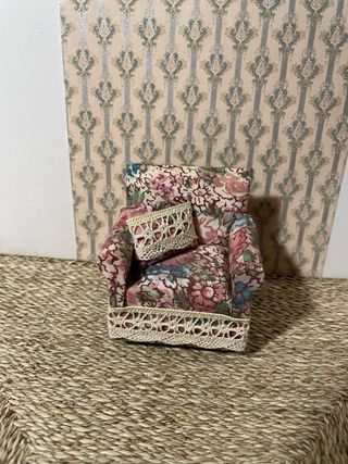 Poltrona floreale per casa delle bambole