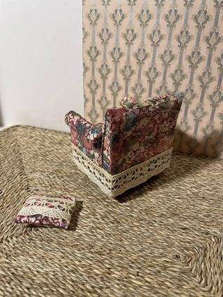 Poltrona floreale per casa delle bambole