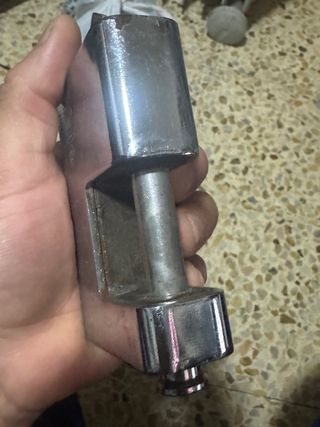 Candado de metal plateado