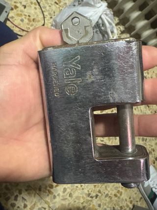 Candado de metal plateado