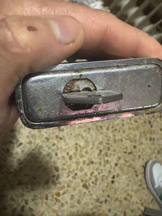 Candado de metal plateado