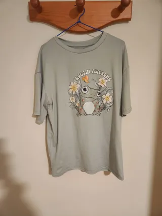 Camiseta verde con estampado de rana