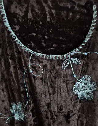 Vestido negro con bordado floral azul