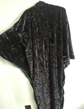 Vestido negro con bordado floral azul