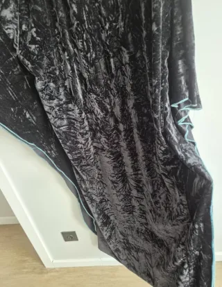 Vestido negro con bordado floral azul