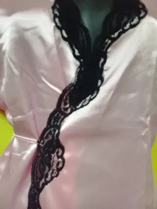 Bata sexy satinada rosa encaje negro L