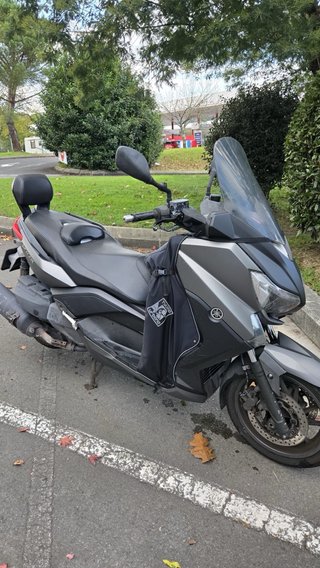 Yamaha XMAX  400 gris oscuro.  2014  .-