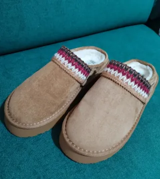 Zapatillas tipo UGG marrones y multicolor