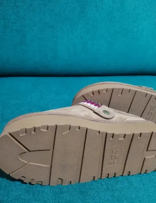 Zapatillas tipo UGG marrones y multicolor