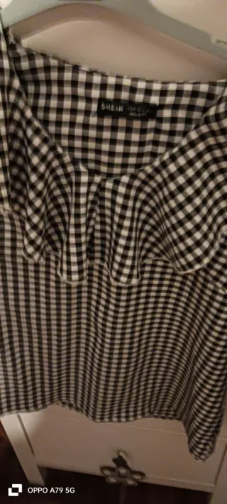 Camisa negra y blanca