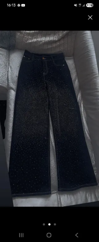 Pantalón vaquero negro con pedrería